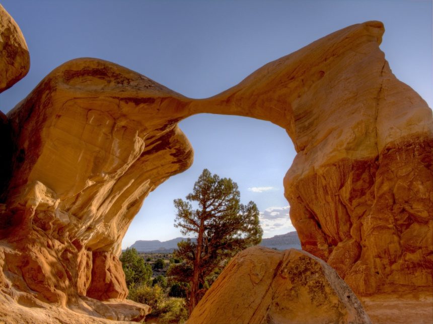 Metate_Arch_-_Grand_Staircase-Escalante_National_Monument